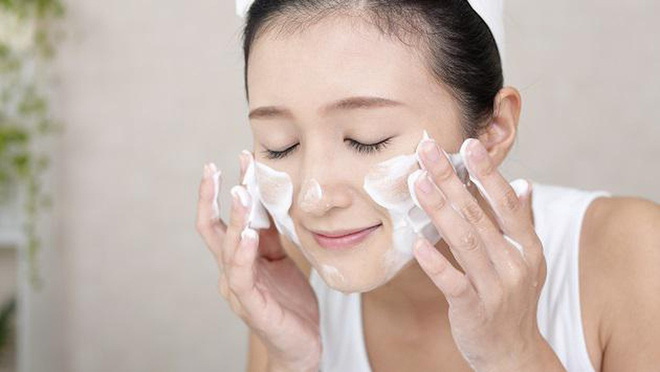 Những thói quen rửa mặt sai cách khiến làn da con gái xuống cấp nhanh chóng - Ảnh 3. Những thói quen rửa mặt sai cách khiến làn da con gái xuống cấp nhanh chóng - Ảnh 3.