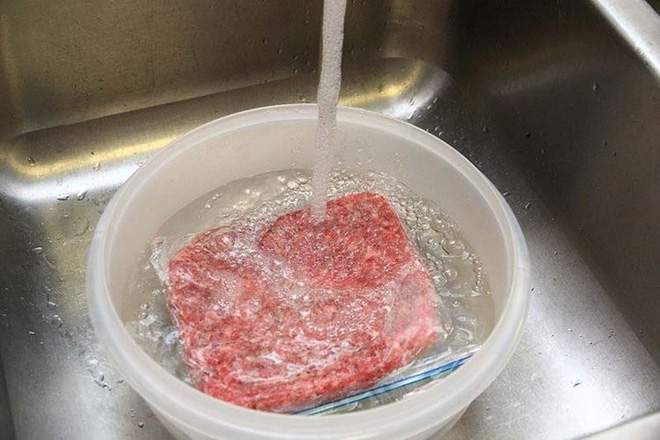 Mách bạn 4 cách rã đông thực phẩm vừa nhanh vừa không làm mất chất dinh dưỡng - Ảnh 2. Mách bạn 4 cách rã đông thực phẩm vừa nhanh vừa không làm mất chất dinh dưỡng - Ảnh 2.