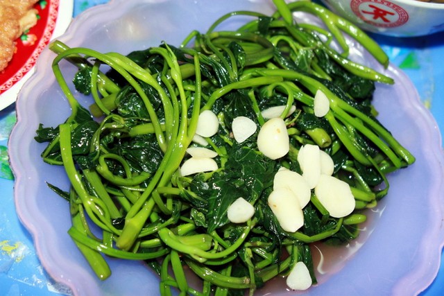 Chữa dị ứng, rôm sảy, mẩn ngứa với rau muống