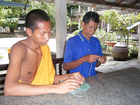 Sa Di Keo (bên trái) tu ở một ngôi chùa ở Pnong Penh sang Phnum Pi Lơ học đạo. Chuyện lạ chưa biết về ngải rắn - thuốc quý cứu người ở An Giang 1