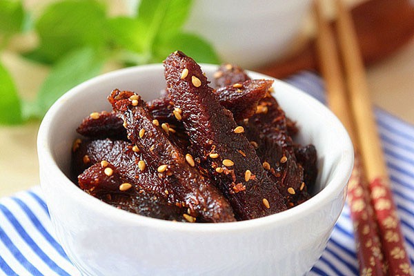 Sắp Tết rồi, hãy cẩn trọng để tránh mua phải thịt bò khô làm từ phổi lợn, thịt thối tẩm hóa chất - Ảnh 1. Sắp Tết rồi, hãy cẩn trọng để tránh mua phải thịt bò khô làm từ phổi lợn, thịt thối tẩm hóa chất - Ảnh 1.