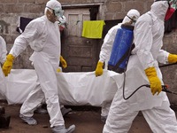 Những câu chuyện đau lòng khó tưởng tượng từ tâm dịch Ebola