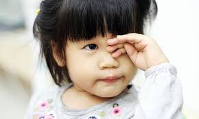Bien-phap-phong-ngua-va-chua-benh-dau-mat-do-cho-be1