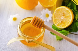 trị nám da bằng mật ong và chanh
