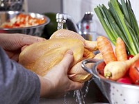 Kinh hãi hình ảnh vi khuẩn lây lan khi rửa thịt gà