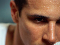 Mồ hôi vã ra như tắm: Bệnh gì?