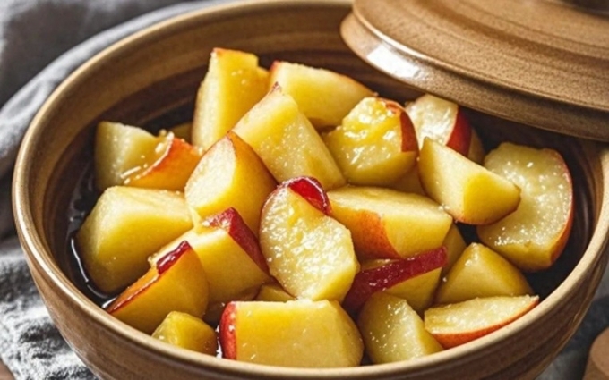 Ăn táo hấp thường xuyên giúp giảm táo bón, ổn định lượng đường trong máu và cải thiện làn da săn chắc, khỏe đẹp hơn.