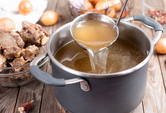Cả xương lợn và xương gà đều có thể giải phóng collagen cùng nhiều axit amin sau khi ninh trong nhiều giờ.