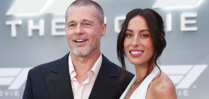 Phong độ trẻ trung của Brad Pitt ở tuổi lão niên. Trong ảnh, tài tử sánh đôi với bạn gái Ines de Ramon trong buổi ra mắt phim F1 mà anh đóng chính hồi giữa tháng 6/2025.