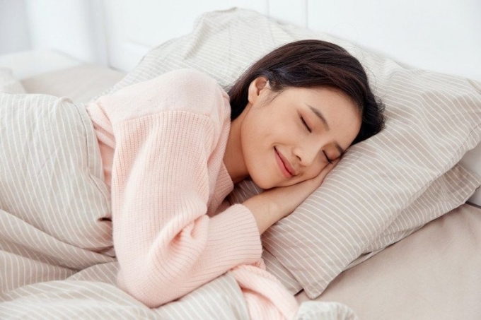 Ngủ sớm, ngủ ngon là một trong những cách hiệu quả và ít tốn kém nhất để cải thiện sức khỏe làn da.