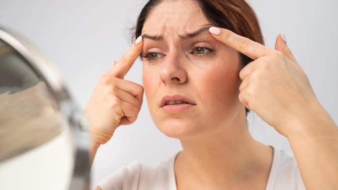 Stress và thiếu ngủ khiến vùng da mắt lão hóa nhanh.