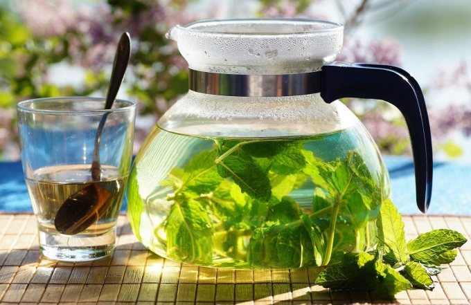 Trà bạc hà giúp làm dịu cơ thể, không chứa caffeine nên không gây mất ngủ.