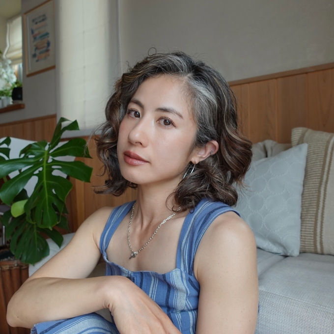 Ngưng nhuộm đen, mẹ hai con được khen xinh đẹp hơn với mái tóc bạc - 1