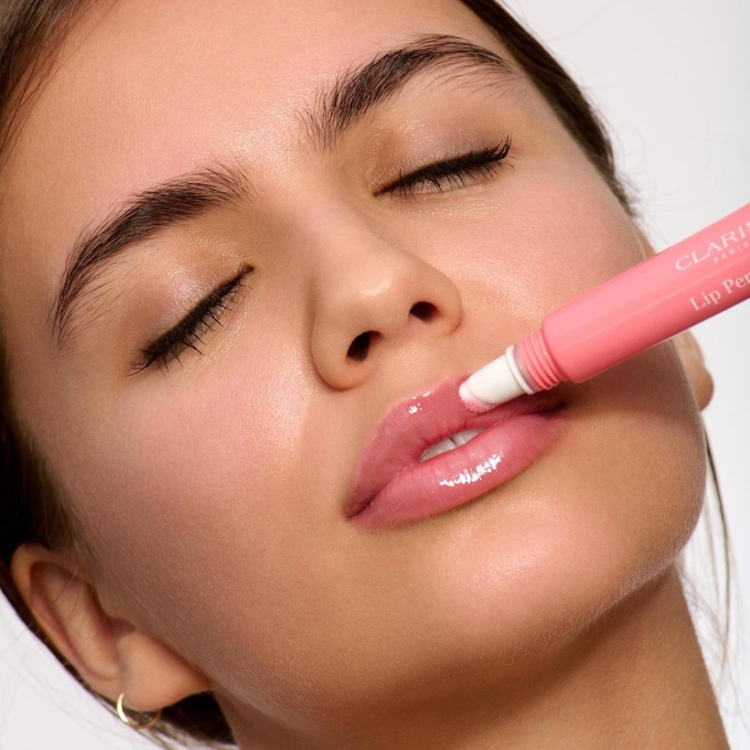 Đầu son có dạng như bông phấn được Karen nhận xét giúp dễ tán đều, đem lại cảm giác mềm mại khi tiếp xúc với vùng da mỏng manh.