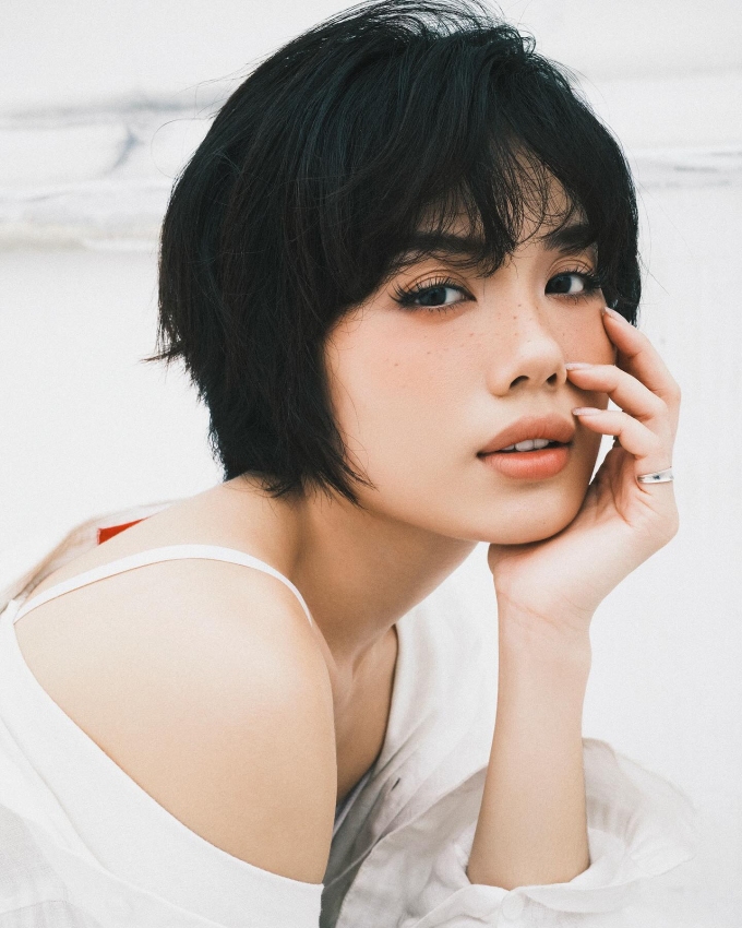 Có lợi thế gương mặt ăn ảnh, Trâm Anh thường làm mẫu cho một số nhãn hàng, thương hiệu thời trang.