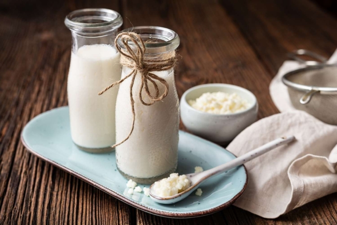 Kefir còn có tên gọi khác là nấm sữa Kefir, nấm tuyết Tây Tạng... là một dạng sinh vật sống ăn sữa tươi sau đó sản sinh ra các loại men, lợi khuẩn.