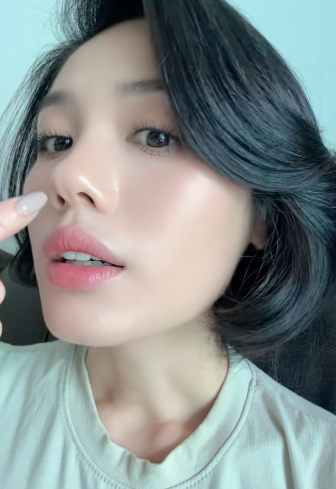 Trâm Anh khẳng định mũi của cô có dáng chẻ tự nhiên, không có sự can thiệp của dao kéo. Trong gia đình, cô và mẹ đều có dáng mũi này.