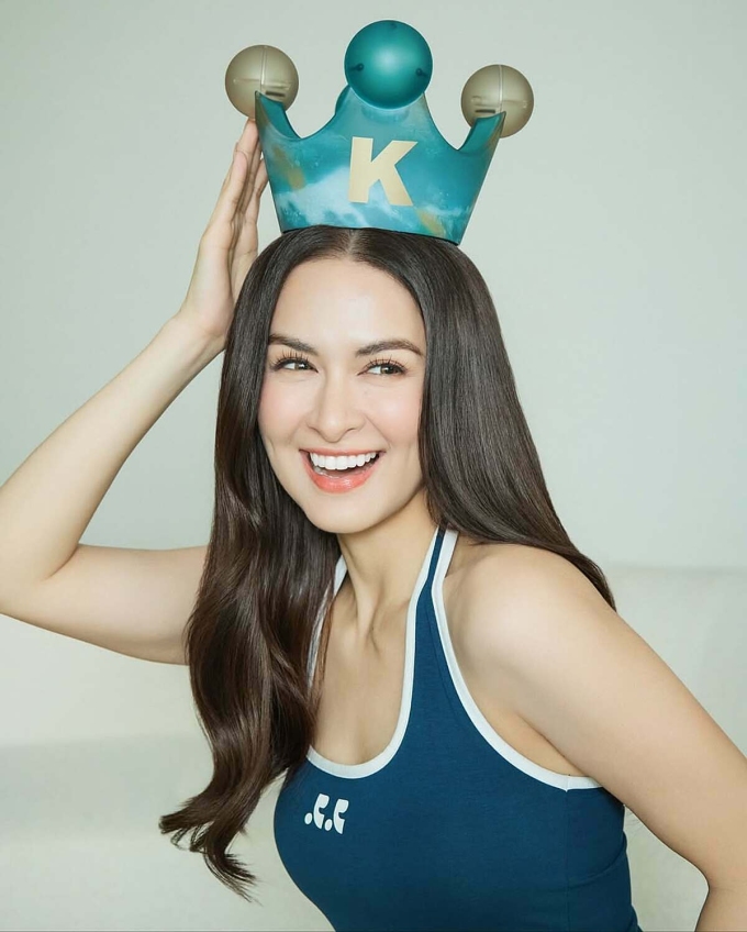 Được mệnh danh là mỹ nhân đẹp nhất Philippines, Marian Rivera vẫn duy trì vẻ tươi trẻ, làn da căng bóng và thần thái rạng rỡ dù đã qua tuổi 41. Cô từng chia sẻ, bí quyết của mình không đến từ những phương pháp cầu kỳ, mà từ lối sống đều đặn, tinh thần tích cực và sự yêu thương bản thân mỗi ngày.