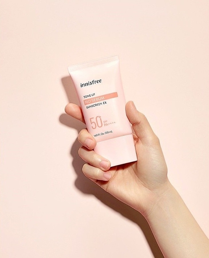 Innisfree Tone Up No Sebum Sunscreen SPF50+ PA++++ – Kem chống nắng nâng tone nhẹ, kiềm dầu và làm mịn da, rất hợp với da hỗn hợp đến dầu nhạy cảm. Công thức lành tính, không gây bí da, dễ dùng dưới lớp makeup. Khoảng 360.000 đồng