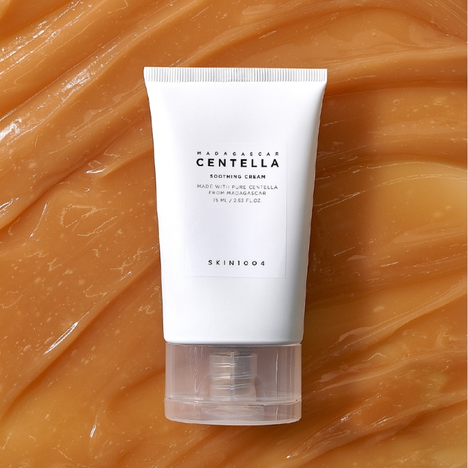 SKIN1004 Madagascar Centella Soothing Cream Kem dưỡng chứa chiết xuất rau má Madagascar giúp làm dịu vùng da bị đỏ, nóng rát do lớp trang điểm dày hoặc kích ứng thời tiết. Textur mịn nhẹ, thấm nhanh và an toàn cho da nhạy cảm. Giá khoảng 365.000 đồng.