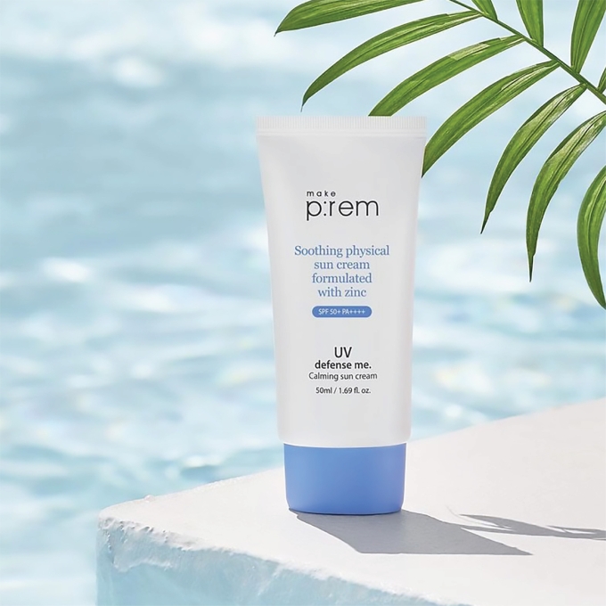 Make P:rem UV Defense Me Calming Sun Cream SPF50+ – Kem chống nắng nổi tiếng của Make P:rem với kết cấu nhẹ, không gây nặng mặt và làm dịu da. Sản phẩm có chỉ số SPF50+ PA++++ giúp bảo vệ da khỏi UVA và UVB, đồng thời không gây kích ứng cho da nhạy cảm. Khoảng 450.000 đồng.
