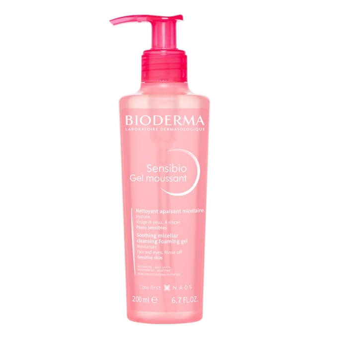 Bioderma Sensibio Gel Moussant Gel rửa mặt dành riêng cho da nhạy cảm của Bioderma giúp làm sạch dầu thừa, bụi bẩn mà không gây khô căng da. Công thức không mùi và không sulfate phù hợp da dễ kích ứng sau makeup liên tục, giữ được độ ẩm tự nhiên. Giá khoảng 600.438 đồng.