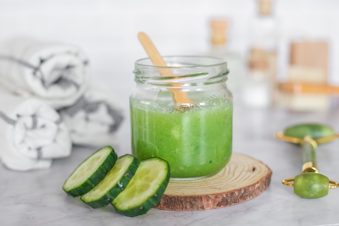 Dưa leo chứa hơn 95% nước cùng vitamin C, K và silica – khoáng chất quan trọng giúp duy trì độ đàn hồi da.