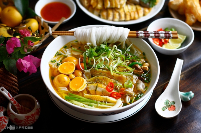 Sáng  thứ bảy có thể ăn một tô phở gà tự nấu với 120 g bánh phở, 100 g thịt gà và nhiều rau, tổng năng lượng khoảng 450 kcal.