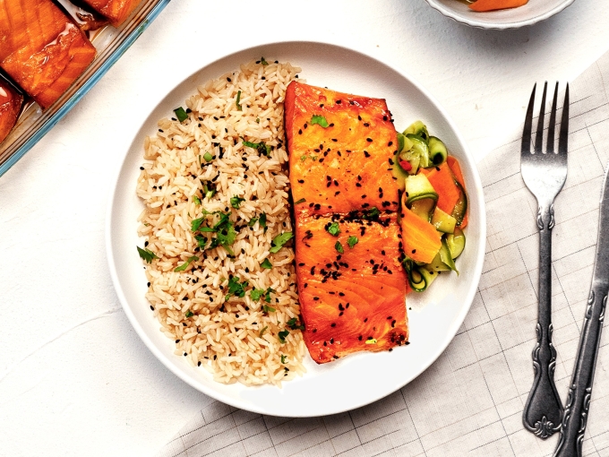 Sáng chủ nhật với 100 g cơm gạo lứt chín, 80 g cá hồi áp chảo và 150 g rau luộc, cung cấp khoảng 440 kcal.