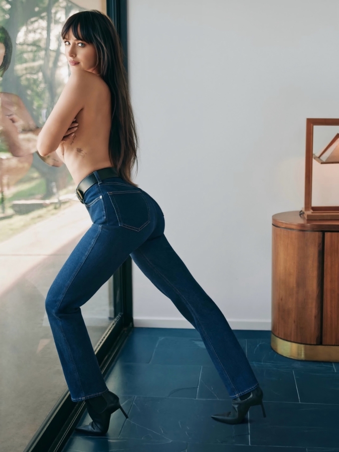 Nữ diễn viên sinh năm 1989 tập yoga và pilates đều đặn để giữ vòng eo thon thả.