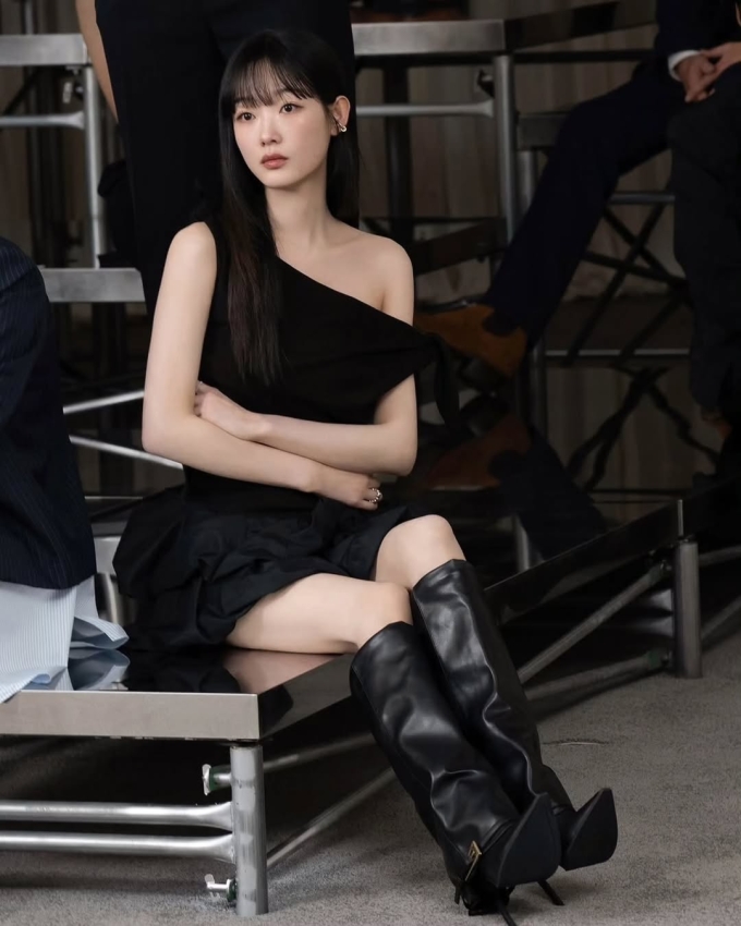 Nổi tiếng qua các series Squid Game và All of Us Are Dead, nữ diễn viên Lee Yoo Mi cho biết cân nặng của cô thường duy trì quanh mức 41 kg trong nhiều năm nhờ thói quen sinh hoạt đơn giản và ổn định.